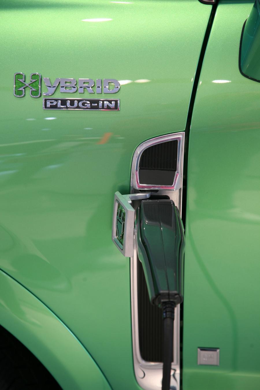  Saturn Vue Plug-In Hybrid 2010 года  (фото 5 из 5)